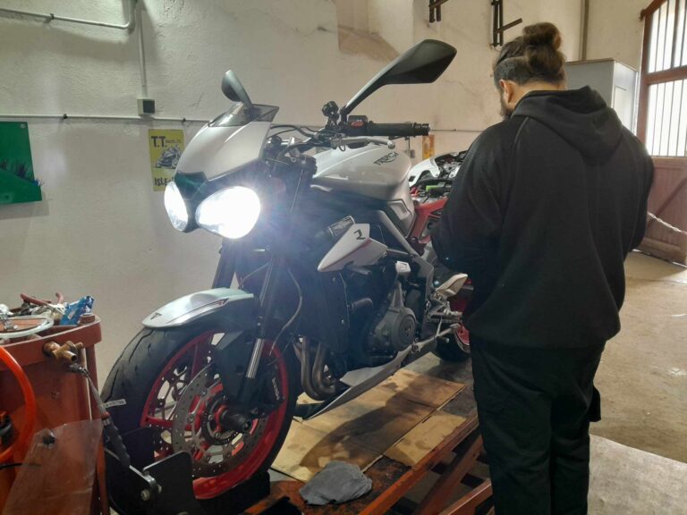 Atelier Caverne Motos: Révision Annuelle pour un Street Triple 765