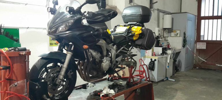 Malgré le Froid, Une Yamaha FZ6 sur le Pont chez Caverne Moto !